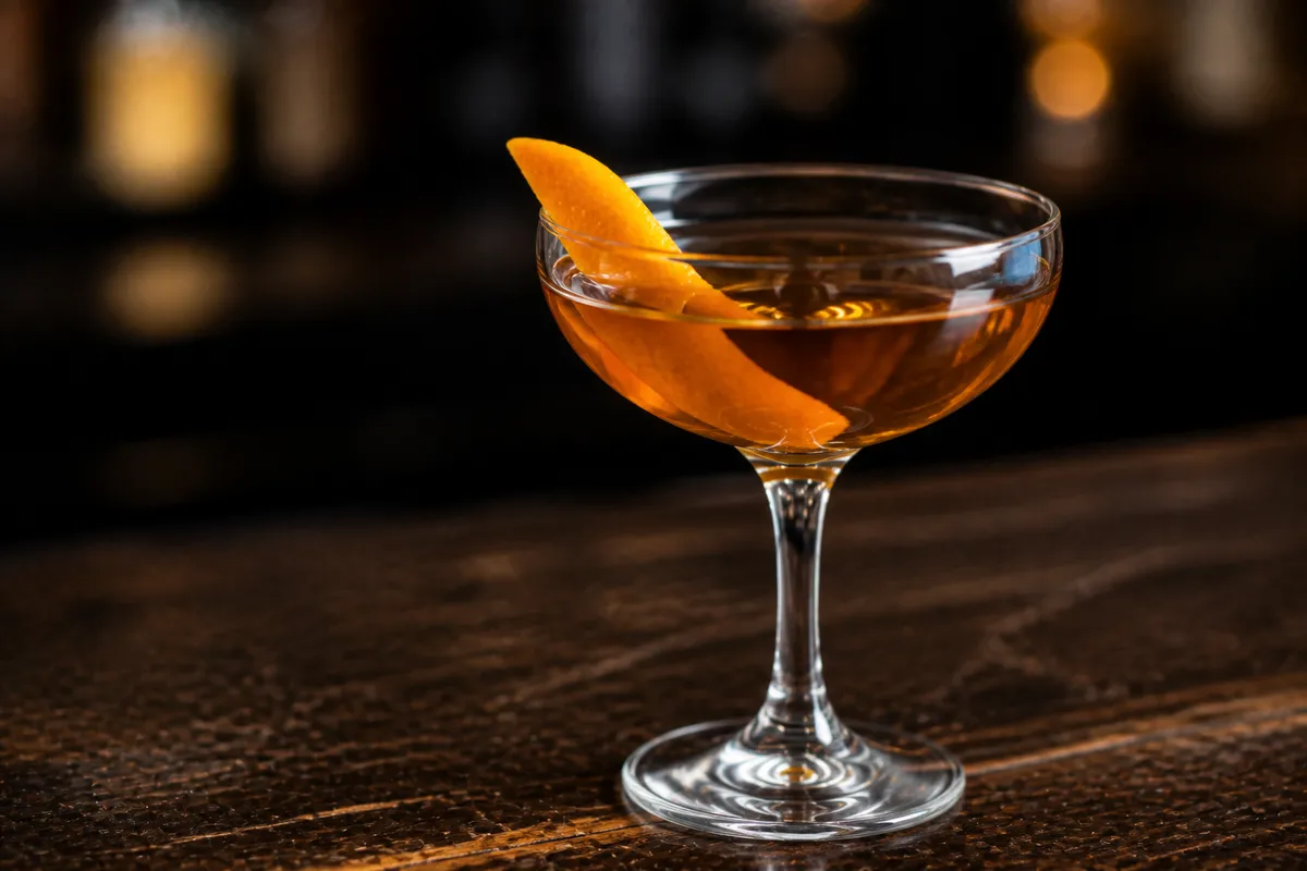 El Capitan in a coupe, clear pale amber, orange twist.