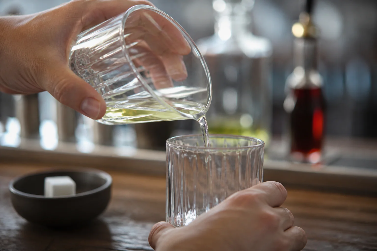 Rinsing a glass with absinthe